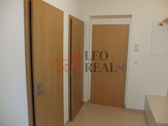 Nabízíme k dlouhodobému pronájmu světlý nezařízený byt 2+kk 