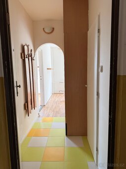 Byt je částečně vybavený. K dispozici je kuchyňská linka se 