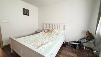 Nabízíme k pronájmu světlý a plně zařízený byt 2+kk o veliko