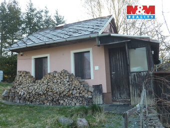 Nabízíme k prodeji chatu, podlahová plocha 32 m2 s hezkým vý