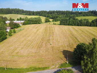 Nabízíme prodej pozemku o celkové výměře 5000 m² v klidné čá