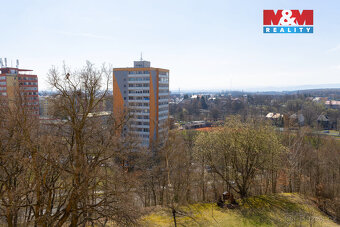 Nabízíme k prodeji světlý a velmi dobře dispozičně řešený by