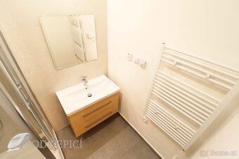 Nabízíme k pronájmu byt s dispozici 4+1 (neprůchozí pokoje),