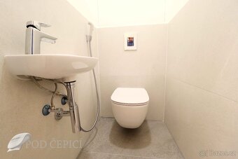 Nabízíme k pronájmu byt s dispozici 4+1 (neprůchozí pokoje),