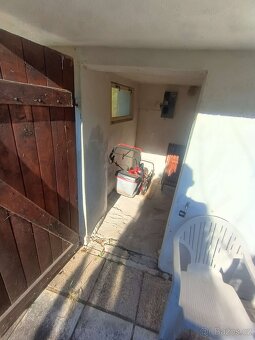 Chata nad řekou Stropnicí. Částečně podsklepená chata kolaud