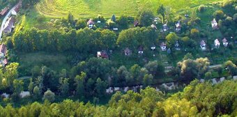 Chata nad řekou Stropnicí. Částečně podsklepená chata kolaud