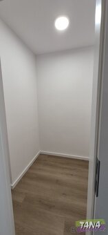 Ev.č. 00382 Dispozice bytu: vstup, vstupní chodba, koupelna 