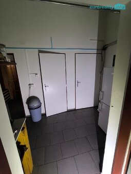 Dům je kolaudovaný jako autoservis-dílna s možností rekolaud