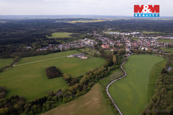 Nabízíme k prodeji unikátní pozemek o rozloze 7342 m² v klid
