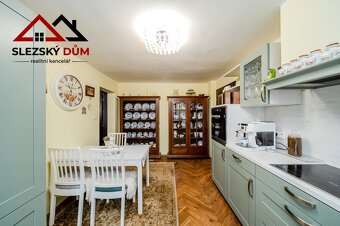 Nabízíme k prodeji prostorný rodinný dům o dvou nadzemních p