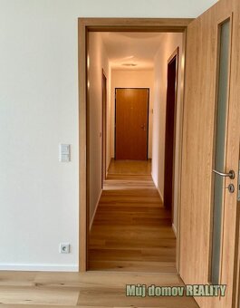 Nabízíme k pronájmu moderní byt o dispozici 2+kk a podlahové