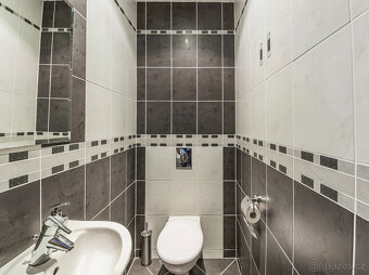 Nabízíme k prodeji světlý a velmi dobře dispozičně řešený by