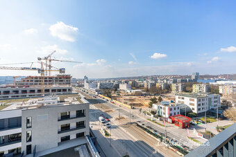 Nabízíme k dlouhodobému podnájmu moderní a slunný byt 1+kk, 