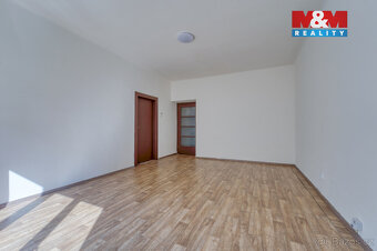 Nabízíme k pronájmu prostorný a světlý byt 2+1 o velikosti c