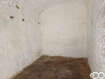 Nabízím k prodeji zděný dům v řadové zástavbě. Tady si nekup