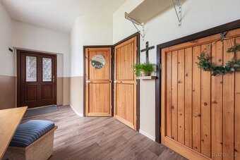 Nabízíme k prodeji samostatně stojící rodinný dům se zahrado
