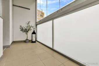 REÁLNÉ FOTOGRAFIE! Nabízíme k prodeji moderní světlý byt v o