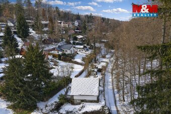 Nabízíme částečně zděnou chatu o užitné ploše 48 m² na vlast