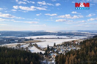 Nabízíme částečně zděnou chatu o užitné ploše 48 m² na vlast