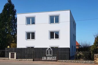Ev.č. 00104 Nabízíme k pronájmu prostorný a světlý byt 2+kk 