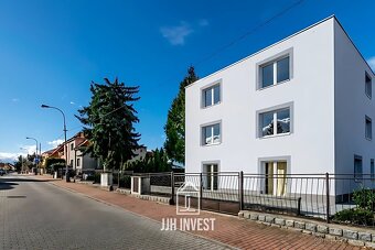 Ev.č. 00104 Nabízíme k pronájmu prostorný a světlý byt 2+kk 