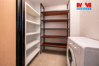 Nabízíme k prodeji světlý byt 3+1 o užitné ploše 67 m² se čt