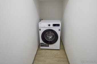 Obývací pokoj 35m2 s plně vybavenou kuchyňskou linkou s kera