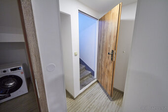 Obývací pokoj 35m2 s plně vybavenou kuchyňskou linkou s kera