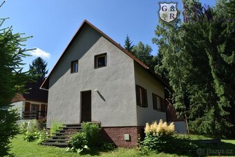 Na okraji lesa, 150 m od řeky se nachází moc hezká chatová k