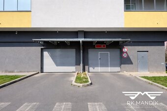 Ev.č. 751-1 Nabízíme k prodeji nadstandardní garážové stání 