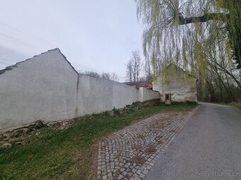Nabízíme k prodeji stavební pozemek s původní zástavbou v ob
