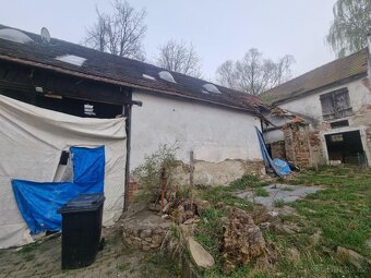 Nabízíme k prodeji stavební pozemek s původní zástavbou v ob