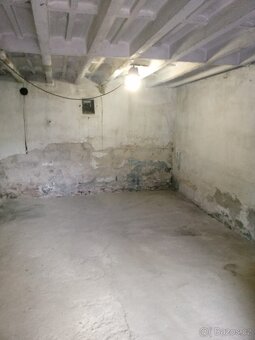 Nabízím k prodeji prostornou garáž o velikosti 42 m², situov