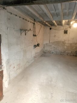 Nabízím k prodeji prostornou garáž o velikosti 42 m², situov