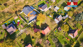 Nabízíme k prodeji samostatně stojící cihlovou chatu v klidn