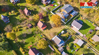 Nabízíme k prodeji samostatně stojící cihlovou chatu v klidn