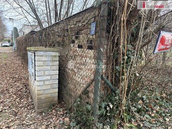 , prodej rohového stavebního pozemku o rozloze 516 m² ve Str