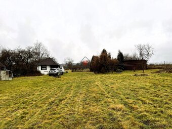 Sníte o bydlení v klidné a krásné přírodě, ale nechcete se v