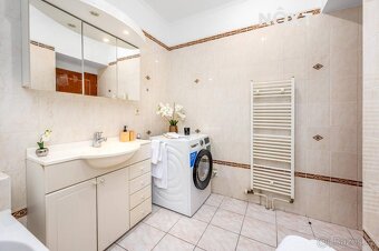 Byt 3+1 s atmosférou klasických Vinohrad nabízí příjemné byd