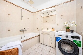 Byt 3+1 s atmosférou klasických Vinohrad nabízí příjemné byd