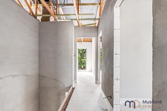 Ve výhradním zastoupení vám nabízím k prodeji moderní řadový