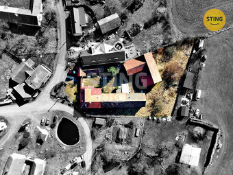 Nabízíme k prodeji prostorný dvoubytový rodinný dům v obci L