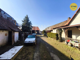 Nabízíme k prodeji prostorný dvoubytový rodinný dům v obci L