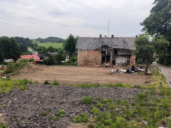 Exlusivní nabídka pozemku 1484m2 se stavbou s číslem popisný