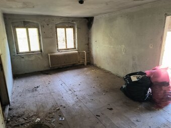 Exlusivní nabídka pozemku 1484m2 se stavbou s číslem popisný