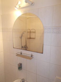 Pronajmu apartmán v rodinném domě v Praze 4, Modřanech vhodn