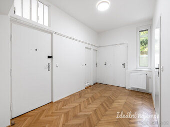 K dlouhodobému pronájmu nabízíme moderní a světlý byt 3+kk v