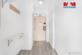 Nabízíme k pronájmu světlý byt 1+kk situovaný v 10. patře pa