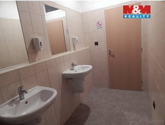 Pronájem kanceláře (16 m²) v administrativní budově na strat