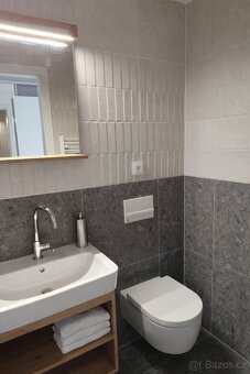 Vstupte do bytu, kde design flirtuje s luxusem (a vy jste te